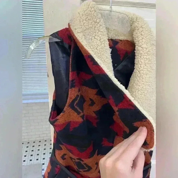 NWT Charlotte Russe fuzzy aztec double lined fall bubble vest size L - Picture 6 of 9